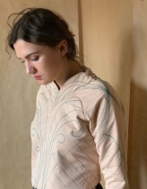 Emilia_Helena                             haftowana bluza o niestandardowym kroju, zapinana na plecach

Projekt: Emilia Helena Pyrz
Modelka: Maria Łać            