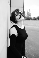 Standupfashion                             Mała czarna w nowoczesnym wydaniu, projekt sukienki Małgorzata Salamon, włosy, makijaż i stylizacja  - Ewa Witczak            