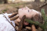 KlaudiaDolna Czy masz w sobie tyle nadziei by uwierzyć , że ta piękna dziewczyna śpiąca w leśnym mchu to śpiąca królewna? :)