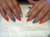 pablo-hair-nails paznokcie naturalne pokryte kolorowymi zelami efekt utzymuje sie okolo miesiaca potem trzeba je odswiezyc z powodu odrsotu jest mozliwosc zmiany koloru badz wymodelowania french