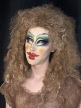 OlgaPrzydatek Makijaż artystyczny / sceniczny / facepainting -  makijaż “drag queen” z wykorzystaniem dużej ilości produktów i koloru. W większości polegający na  zmianie naturalnych rysów twarzy oraz zakryciu brwi.