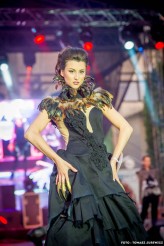 aarpunkt Marija Hubasvili z Łotwy w kreacji z kolekcji Magdaleny Mól "Gwija" z Krakowskich Szkół Artystycznych podczas finału Miss Open Hair 2012