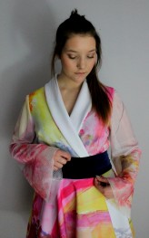 OlaHalagiera Kimono 
Pomysł na wykonanie projektu nasunął się samoistnie. Wybór padł na moją wizję kimono, które idealnie pasuje do stworzonej tkaniny. Jest to nietypowe kimono, przypominające płaszcz. Taki był mój zamysł, aby realizacja przypomina