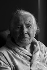 anet_wig_foto Portret 90- letniej staruszki. 
Samo przebywanie z nią już było dla mnie przeżyciem.