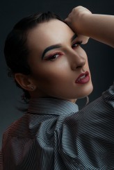 darkoman Eli



model: Elżbieta Wielga

wizaż: Aleksandra Styczyńska

włosy: Nikola Dylus