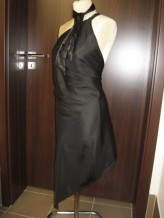 pracownialilyart czarna asymetryczna sukienka na jedno ramię wykonane z koronki, plecy odkryte w szpic.