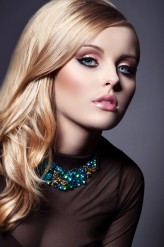 faceforward                             photo &amp; make up: ja
model: Paulina            