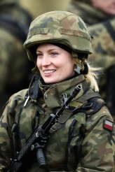 k_serewis ORZYSZ, POLAND – APRIL 13:
A woman in the uniform of the Polish Armed Forces participates in the welcoming of the NATO Multinational Battalion Group on April 13, 2017 in Orzysz, Poland. (Photo by Getty Images Poland/Karol Serewis)