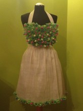 majevska                             jedna z prac na przedmiot Kompozycja i modelowanie - temat &quot;Sukienka z papieru&quot; - własnoręcznie wykonana przeze mnie konstrukcja z krepiny            