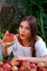 mikistudio Te owoce nie na sprzedaż
Ona jabłka rozdaje
Kto się skusi to jak Adam
Pożegna się z rajem...

MiKi