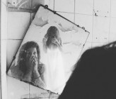 wiky0719 zdjęcie pokazuje wystraszoną dziewczynę która zauważyła zjawę w lustrze :)
zdjęcie o straszniejszej tematyce :) 
