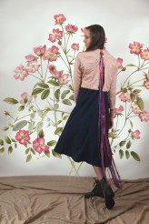 Emilia_Helena Projekty inspirowane twórczością Wyspiańskiego: 
haftowana bluza zapinana na plecach z ozdobnym długim frędzlem, sukienka haftowana tasiemkami