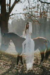 oneex3 30/03/2019 Warsztaty Klemensów
fot. Kama Bannach
mua Marta Tuszyńska
model Julia Niebielska
designer: Marta Trojanowska Suknie Boho
flowers: Passja Flora
biżu: Pracownia Kostrzewska