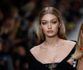 Pierwszy w historii pokaz Versace x Fendi. Supermodelki z różnych pokoleń na wspólnym wybiegu