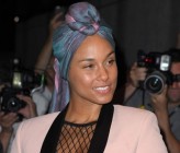 Alicia Keys bez makijażu. Czy przez czerwoną szminkę nie możemy być sobą?