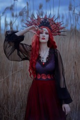 Annisa Suknia: Vintage Imperial Clothing
Press-on Nails: Akademia Zallotka