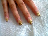 pablo-hair-nails paznokcie akrylowe na formie cieniowany zloty akryl z brazowym tynkiem moro 