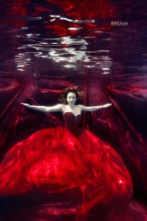 arf Sesja podwodna z sukienkami Patrycji Kujawy. Modelka Aleksandra Wacyra