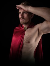 maninframe                             Edytorialna sesja inspirowana motywem bohatera/wojownika. Studio, światło punktowe, fokus na ekspresję i sylwetkę.             