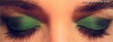 a_make-up Mocno zielony graficzny smoky, idealnie współgrający z brązowymi oczami .