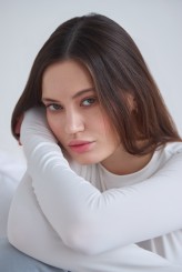 Sozidatel Gave this portrait a fresh touch!
I worked on enhancing the color tones, gently cleaned up stray hairs and small skin imperfections, brightened the whites of the eyes, and made a subtle adjustment to the lips — all while preserving the model’s n