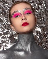 CamilleArtist Fot. Fragile Art

Modelka : Natallia Panasiuk

Makijaż do sesji Beauty z użyciem srebrnej farby oraz koca termicznego jako tła.