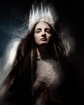 PolaPavlac Zosia jako Biała Czarownica to uosobienie zimowego piękna i mocy.

Przyciąga spojrzenia, budzi respekt.

Modelka: @corgi_witch
Miejsce: @dekadencjastudio
Foto & Retusz: @polapavlac