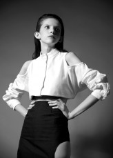 ULITAWEAR Pierwsza sylwetka z kolekcji ‪#‎ARCHÈ‬ inspirowanej nowoczesną architekturą i nurtem minimalizmu.

Spódnica: Ulita Wear
Koszula: Ania Kuczyńska

Photo: Pat Nogal
Model: Elwira / D’VISION
Stylist: Gosia Bereza
Hair & Make up: 