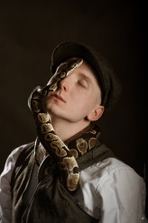 MagdalenaBlachuta sesja męska studyjna z wężem z pytonem portret męski akt męski nagość męska sesja męska studio