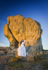 tafel_foto "Diabelski kamień" w Podkamieniu na Ukrainie w świetle zachodzącego słońca.

Październik 2022

Modelka: Alexandra Nefertari