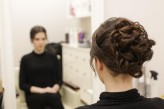 LeCheveu Przygotowania modelki Agnieszki Sobczak do sesji zdjęciowej w Studio Fryzur Le Cheveu.
Fotografia: Kuba Brencz