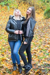 franciso Modelki Kristina i Valeriya w klimacie obecnej jesieni.