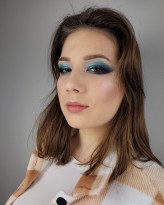 makeupbyhirniak Makijaż cat eye w kolorze niebieskim