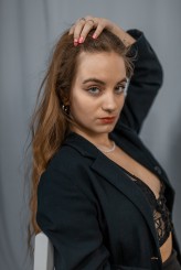 Piotr937 Miejsce: Studio-Atelier, Rozbórz, 2025
Pracownia fotografii studyjnej - własna. Scenografie i ustawienia autorskie.
Modelka: Zuzia D.  
Osoby zainteresowane podobnymi sesjami zapraszam do kontaktu – IG: @haditpk
