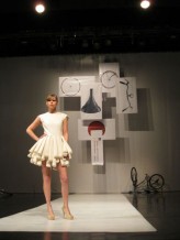 natipla                             sukienka wykonana z surowej bawełny
Laboratorium Mody 2011            