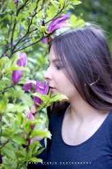 mikistudio Wonią się upajając
Trudno ocenić niestety
Który zapach piękniejszy
Kwiatów czy kobiety

MiKi