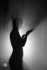 mbfotografiepl Moment zatrzymany w kropli wody na skórze kobiety jest jak mistyczne połączenie doskonałości. Sprawdź, jak piękno natury łączy się z kobiecą elegancją. #photography #mbfotografie"

The moment captured in a drop of water on a woman'