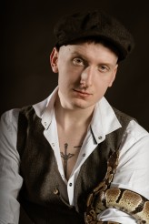 MagdalenaBlachuta sesja męska studyjna z wężem z pytonem portret męski akt męski nagość męska sesja męska studio