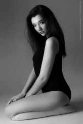 jot_te Modelka : Aleksandra Krych
Foto: Tomasz Juchniewicz Fotografia