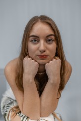 Piotr937 Miejsce: Studio-Atelier, Rozbórz, 2025
Pracownia fotografii studyjnej - własna. Scenografie i ustawienia autorskie.
Modelka:  Iza D.
Osoby zainteresowane podobnymi sesjami zapraszam do kontaktu – IG: @haditpk
