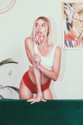 pawel_szerypo Beautiful woman and her lollipop, what you want more? Maybe few more.
