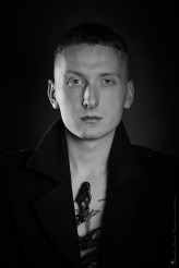 MagdalenaBlachuta sesja męska studyjna z wężem z pytonem portret męski akt męski nagość męska sesja męska studio