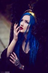 BlueAstrid https://www.instagram.com/bluexastrid/
https://www.facebook.com/bluexastrid/

Photo: sliwkowapanna
Dress: Lady Sariel
Headdress: Ourstory me