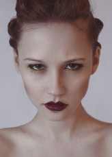 caradel Modelka: Diana Zurek - Agencja HOOK 
Fotograf: Caradel Neil
Projektant: Pracownia Krawiecka G-Style
Make up: Alicja Kozubska make up lusiakowy