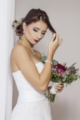 E_Okninska_makeup ,,Panna Młoda ''
-makijaż ślubny .

Stylizowana sesja zdjęciowa ślubna . 
Makijaż , stylizacja , dodatki , kwiaty - Ewelina Oknińska . 

