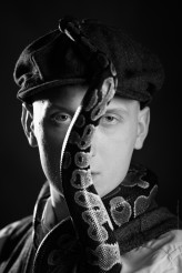 MagdalenaBlachuta sesja męska studyjna z wężem z pytonem portret męski akt męski nagość męska sesja męska studio
