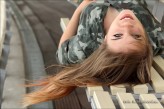 blachowicz102 Portret dziewczyny leżącej na ławce, rozwiane włosy.