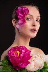 CamilleArtist Fot.  Dominik Lichota 

Modelka : Anastasiia Flak

Makijaż do sesji Beauty z użyciem kwiatów.