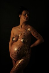 FotografAktuArtystycznego Sesja ciążowa złoto 