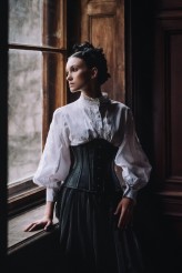 olahyra Plener // Pałac Bożków
Foto by: fenne_velen
Mua: Monika Węgrzyn
Hairstyle: @martynabrykhairstylist
Outfit: Garderoba Lucy
Stylist: @magdalenagajakapelan